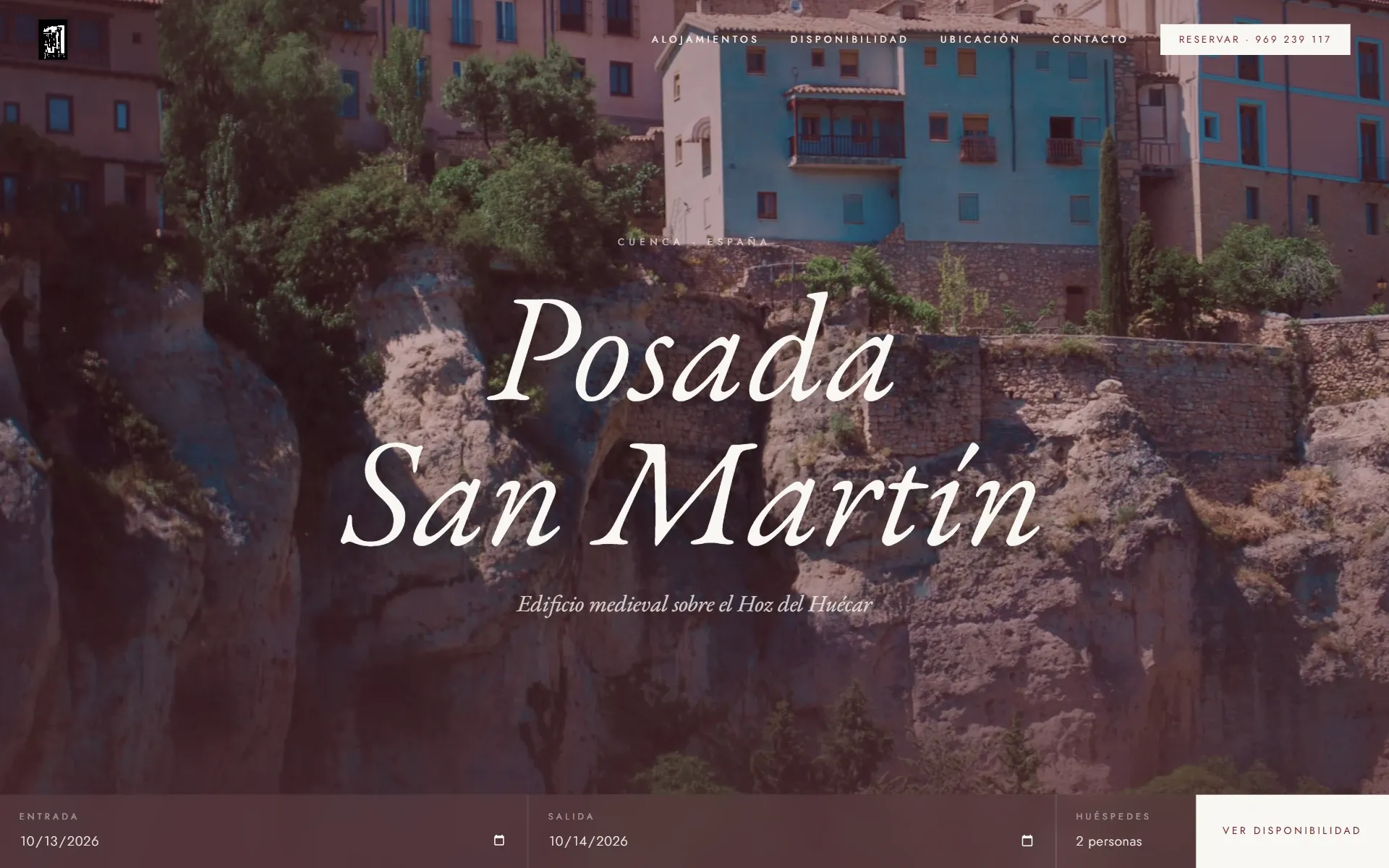 Portada rediseñada de Posada San Martín, con las casas colgadas sobre la roca, el nombre en cursiva y la navegación oscura.